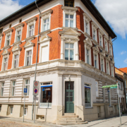 Die Freizeit- und Begegnungsstätte befindet sich in einem dreistöckigem Gebäude an der Ecke Salomon-Goldschmidt Straße / Breite Straße. Das Erdgeschoss ist hell verputzt. Die beiden oberen Etage haben eine Ziegel-Fassade. In der Ecke ist eine grüne Eingangstür, rechts und links davon sind zwei große Schaufenstern.