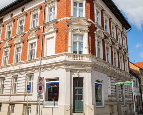 Die Freizeit- und Begegnungsstätte befindet sich in einem dreistöckigem Gebäude an der Ecke Salomon-Goldschmidt Straße / Breite Straße. Das Erdgeschoss ist hell verputzt. Die beiden oberen Etage haben eine Ziegel-Fassade. In der Ecke ist eine grüne Eingangstür, rechts und links davon sind zwei große Schaufenstern.