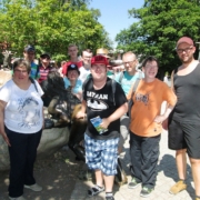 Vor der Bronzeskulptur einer Hexe haben sich die Urlauber zum Gruppenbild aufgestellt.
