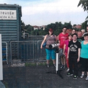 Auf de Dach der Sellheim-Schule hat sich der Deutschkurs vor der Sternwarte zum Gruppenfoto aufgestellt. Vor den sechs Frauen und vier Männern steht ein Fernrohr. Im Hintergrund sind Bäume und mehrere Hausdächer zu sehen.