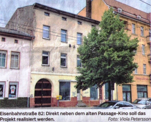 Allgemein_Bauprojekt_Eisenbahnstraße_82: Das zukünftige Wohnprojekt in der Eisenbahnstraße 82 Auf dem Foto von Viola Petersson ist das Haus Nr. 82 in der Eisenbahnstraße zu sehen. Die Fassade ist renovierungsbedürftig und das Haus ist vollständig leer.a