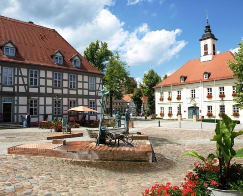 Der Marktplatz von Angermünde Auf dem Foto der Angermünder Tourismuszentrale ist der Angermünder Marktplatz abgebildtet. Im Vordergrund der historische Marktbrunnen. Eine Beschreibung finden Sie hier: https://www.uckermark-region.de/angermuende/angermuende-marktbrunnen.htm oder einfach auf das Bild klicken.