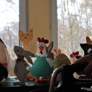 Großaufnahme verschiedener bunter Holzfiguren wie Hühner, Osterhasen und eine Katze.