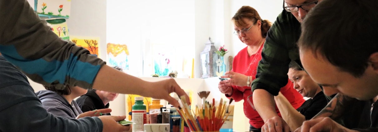 Wenn eine Teilnehmerin oder ein Teilnehmer Fragen hat, ist Björn Roters stets mit gutem Rat zur Stelle. Neben Björn Roters sind weitere Kursteilnehmer:innen abgebildet.