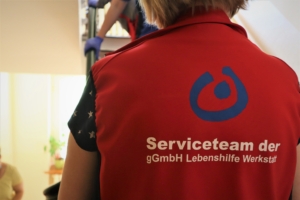 Unser Serviceteam - Weste mit Aufdruck Nahaufnahme des oberen Rückenteils der Weste der Teamöleitern mit dem Logo der Lebenshilfe und der Aufschrift "Serviceteam der gGmbH Lebenshilfe Werkstatt".