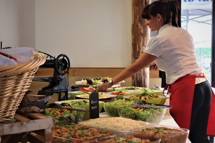Mitarbeiterfest – letzte Handgriffe am Buffet