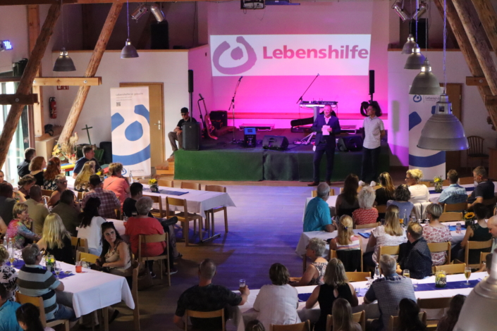 Mitarbeiterfest – Blick von oben auf die Eröffnung