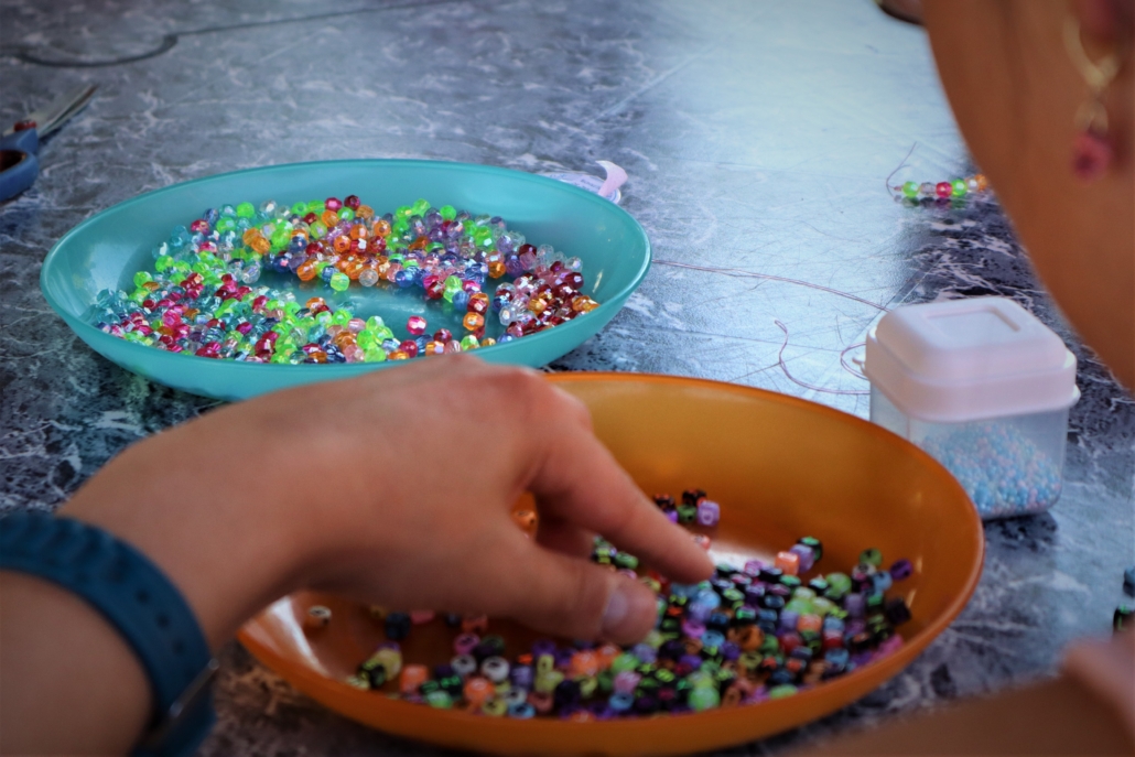 Kreativnachmittag - viele bunte Perlen