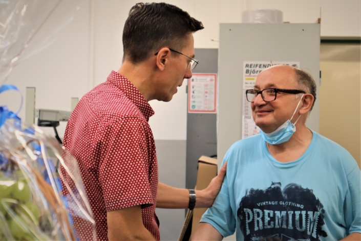 Geschäftsführer, Herr Herzberg, bedankt sich für viele Jahre guter Arbeit