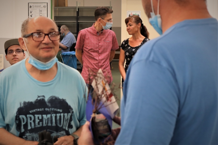 Manfred Gerike hört Herrn Krispin aufmerksam zu