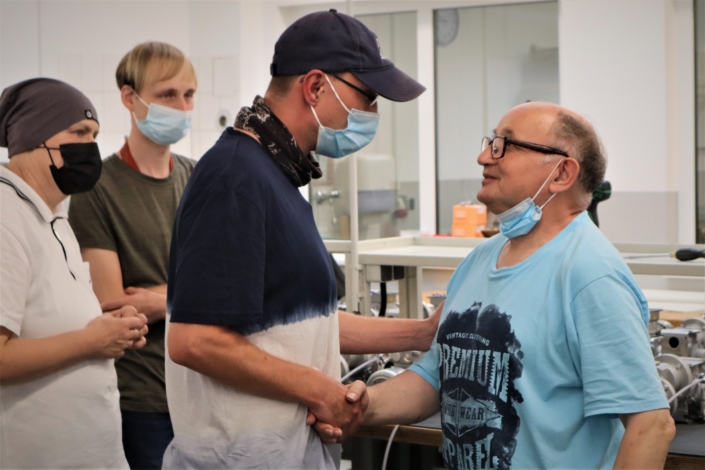 Herr Krispin verabschiedet sich von Manfred Gerike